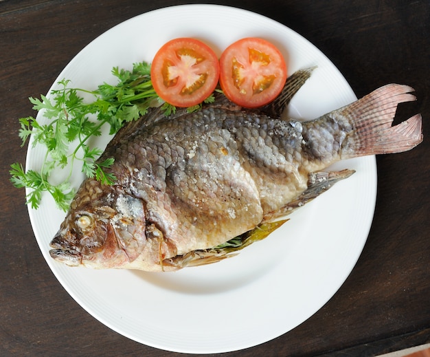 Parrilla de pescado con sal en un plato