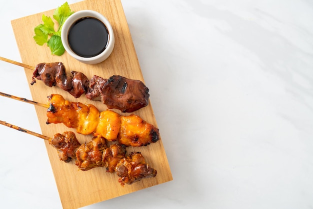 Parrilla de pollo japonesa o yakitori servido al estilo izakaya - estilo de comida japonesa