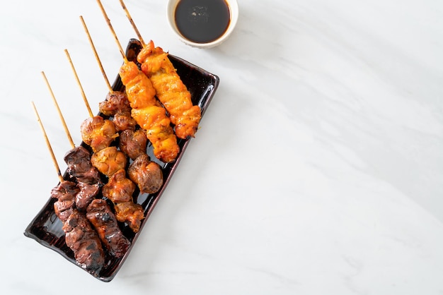 Parrilla de pollo japonesa o yakitori servido al estilo izakaya - estilo de comida japonesa