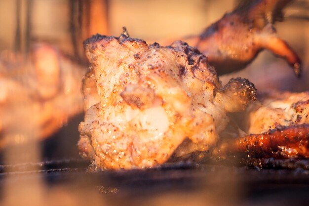 Parrilla de primer plano de alas de pollo frito