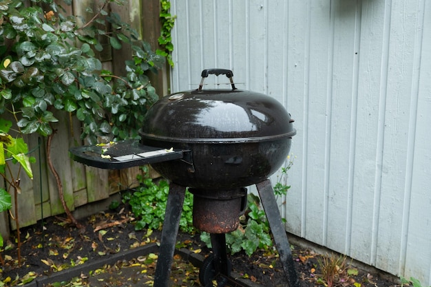 La parrilla de la tetera en el patio trasero