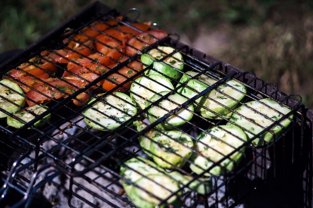 Foto a la parrilla con verduras asadas: calabacín y tomates. cena de verano