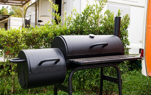 Parrillas de barbacoa en la terraza exterior