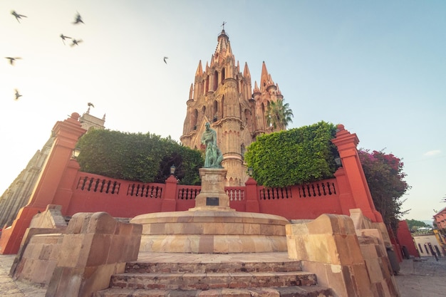 Foto parroquia erzengelkirche jardin town square rafael church san miguel de allende, mexiko. parroagui