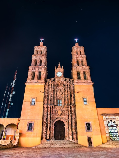 Parroquia de Nuestra Señora de los Dolores en Dolores Hidalgo Guanajuato México por la noche