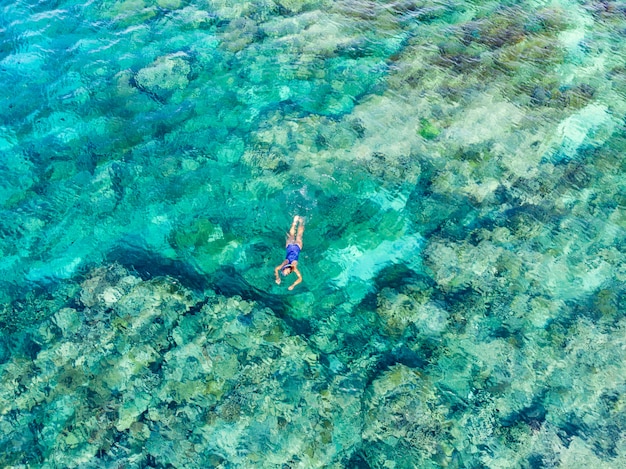 Parte aérea superior abaixo pessoas snorkeling no recife de coral mar do caribe tropical