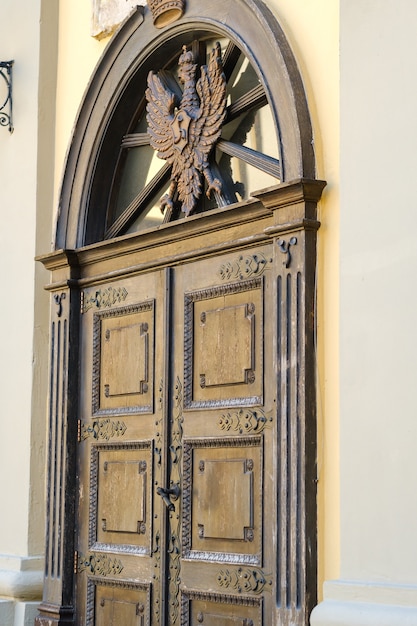 Parte de una antigua puerta de madera con un patrón de vidrieras