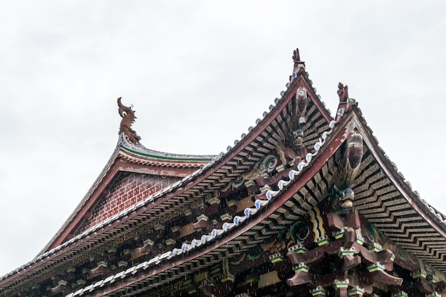 Parte de la arquitectura budista tradicional china bajo la lluvia