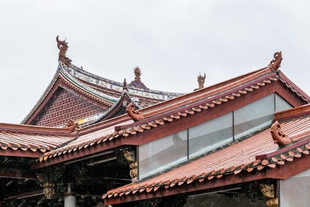 Parte de la arquitectura budista tradicional china bajo la lluvia