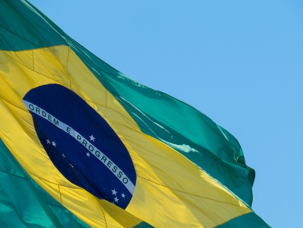 Parte de la bandera brasileña ondeando al viento. Bandera de Brasil. Orden y progreso