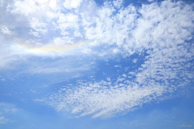 Parte bonita do halo do sol com céu azul e nuvem branca no conceito de fundo da natureza do horário de verão