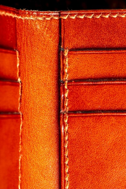 Parte de una cartera o estuche de cuero marrón con costuras