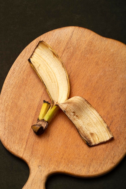 Foto parte de la cáscara de plátano en el tablero de la cocina