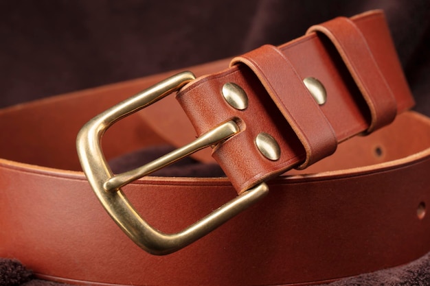 Parte de un cinturón marrón hecho de cuero genuino y caro