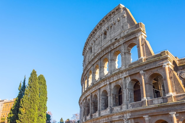 Parte del Coliseo contra el cielo azul