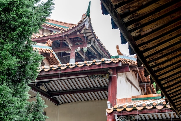 Parte da arquitetura tradicional budista chinesa na chuva