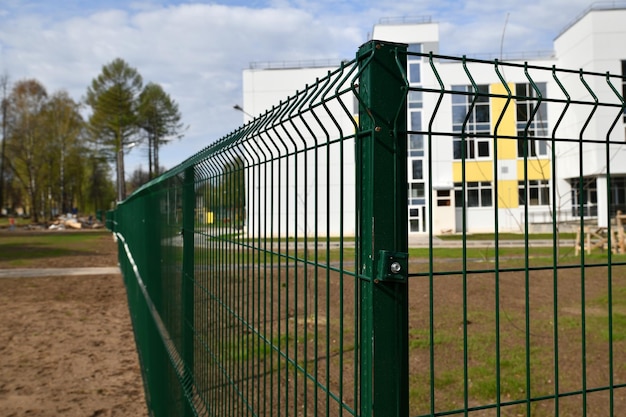 parte da cerca de metal verde de ferro