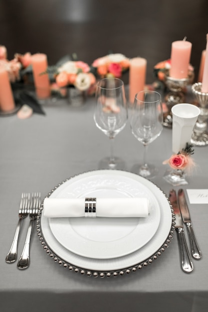 Foto parte da configuração de mesa elegante com prato e talheres.