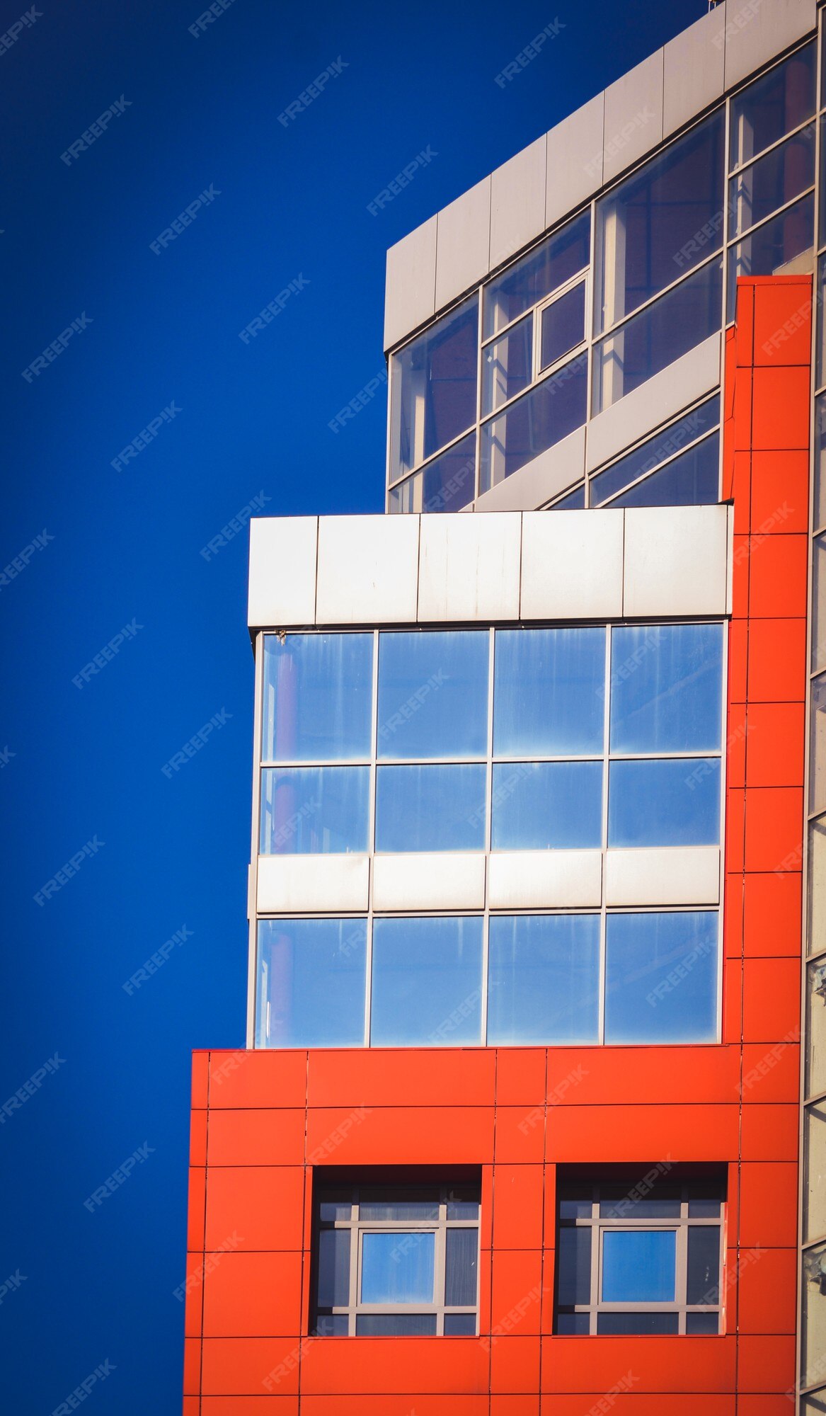 Vista Aproximada Da Fachada De Uma TÃpica Casa Suja De Madeira. Paredes  Vermelhas E Janelas Pretas De Contraste. SuÃ©cia Imagem de Stock - Imagem  de quadro, estilo: 155683769