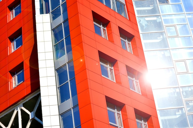 Parte da fachada do edifício moderno com vermelho e azul