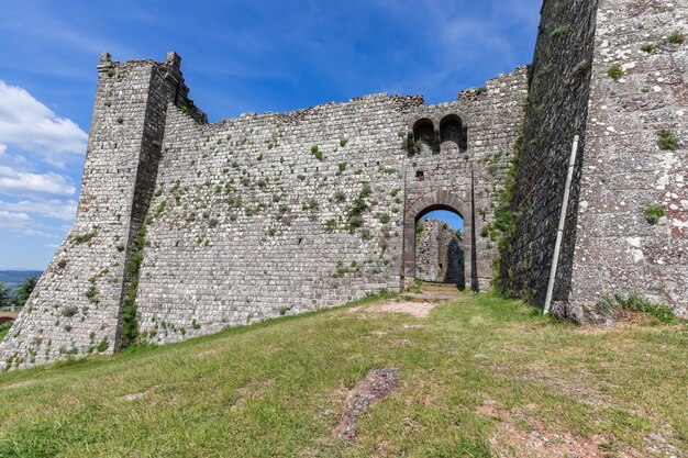 Parte da fortaleza radicofani permanece com um ornamento de entrada toscana itália val d'orcia