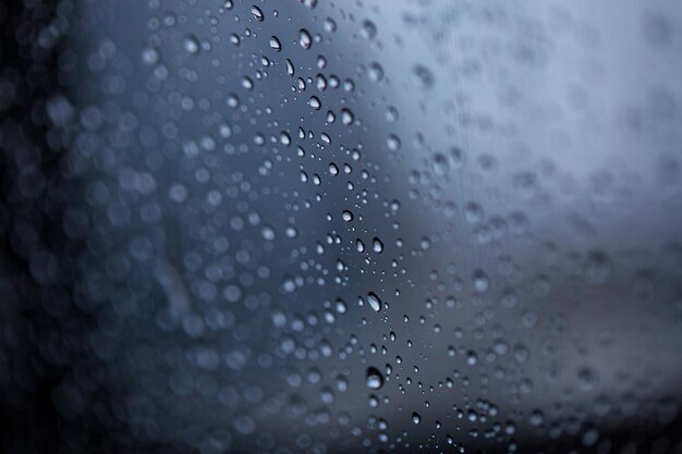 Parte da série Foto de fundo de gotas de chuva em vidro escuro de tamanhos diferentes pequeno médio e grande