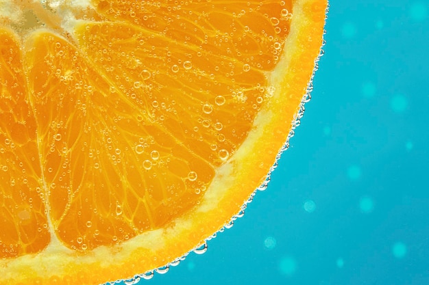 Parte de laranja com uma bolha no fundo azul.