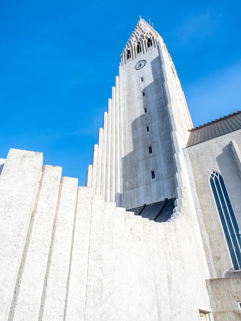 Parte de trás da igreja Hallgrimskirkja sob o céu azul nublado da manhã Reykjavik na Islândia