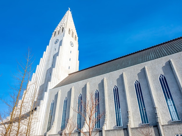 Parte de trás da igreja Hallgrimskirkja sob o céu azul nublado da manhã Reykjavik na Islândia