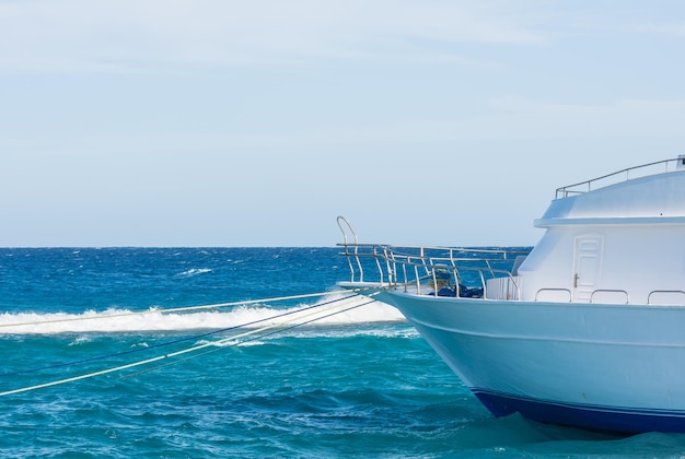 Parte de um barco branco na água azul do mar