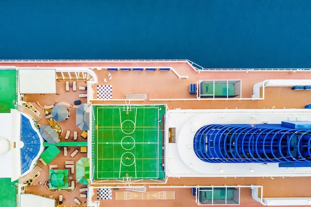 Parte de um navio de cruzeiro com vista superior de uma quadra de basquete