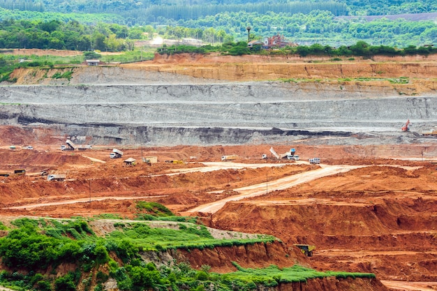 Parte de um poço com grande caminhão de mineração trabalhando