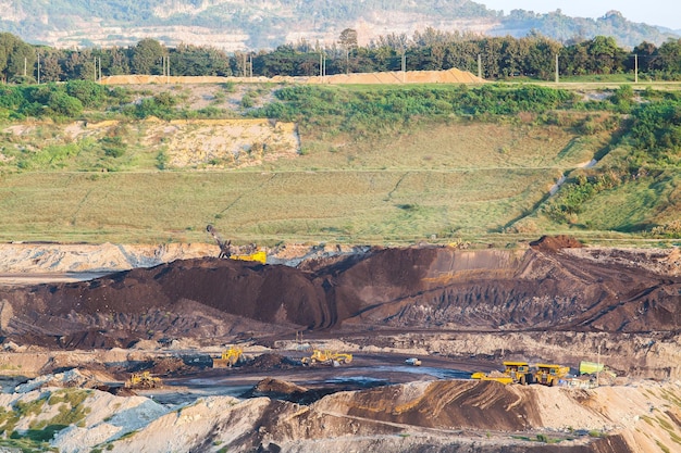 Parte de um poço com grande caminhão de mineração trabalhando