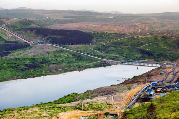 Parte de um poço com grande caminhão de mineração trabalhando