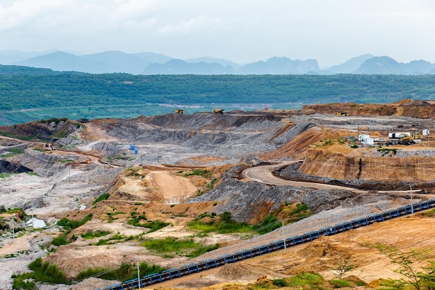 Parte de um poço com grande caminhão de mineração trabalhando