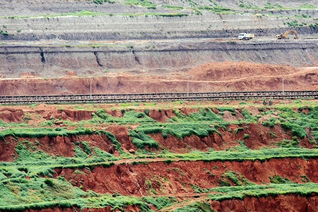 Parte de um poço com grande trabalho de caminhão de mineração