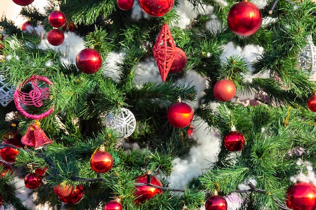 Parte de la decoración de un árbol de Navidad cubierto de nieve. Decoración festiva de fondo