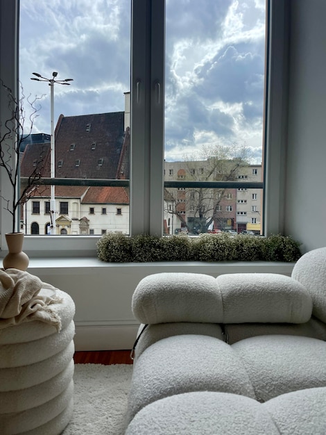 Parte de la decoración en el interior un jarrón y una vista de la ciudad desde la ventana