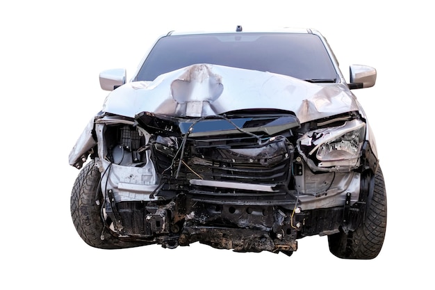 La parte delantera del coche pikup gris o bronce se daña por accidente en la carretera coches dañados después de una colisión aislado sobre fondo blanco con trazado de recorte