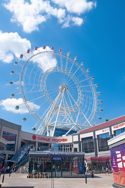 La parte delantera de la rueda gigante es una feria.