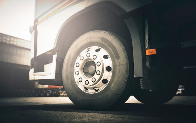 La parte delantera de las ruedas del camión de carga Transporte de camiones de carga Logística