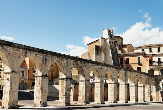 Parte do aqueduto medieval na praça Sulmona Garibaldi, Itália