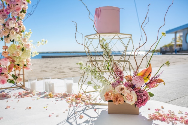 Parte do arco de casamento decorado com flores frescas