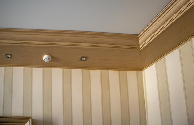 Parte do canto da sala de estar da parede do teto montado luzes LED em um console de madeira no teto