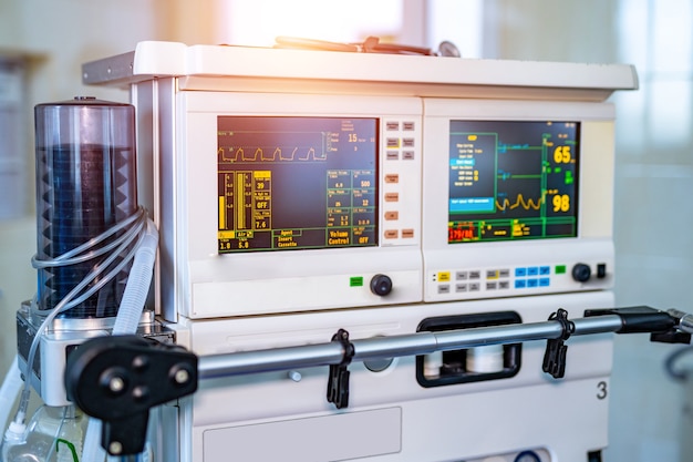 Parte do equipamento para equipamento de ventilação mecânica. Diagnóstico de pneumonia. Ventilação dos pulmões com oxigênio. COVID-19 e identificação de coronavírus. Pandemia.