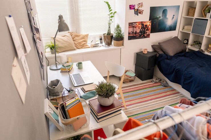 Foto parte do interior do quarto com local de trabalho e outras coisas
