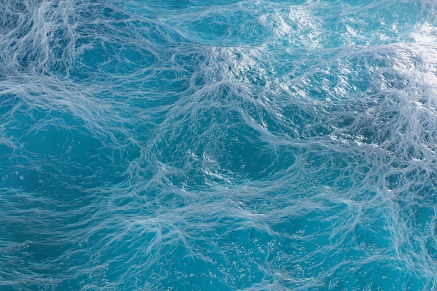 Parte do mar com a cor verde e azul com ondas na superfície. Ilustração 3D