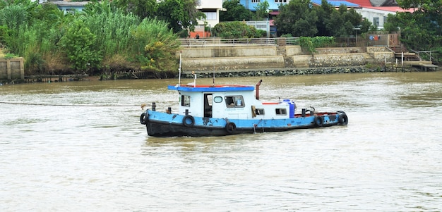 parte do navio de carga e rio