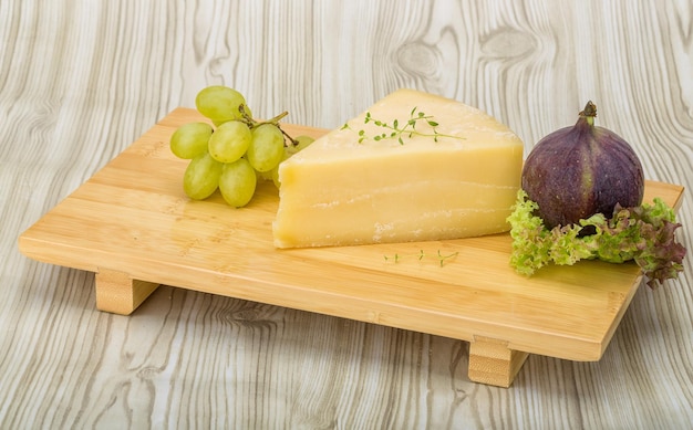 Parte do queijo parmesão nos fundos de madeira