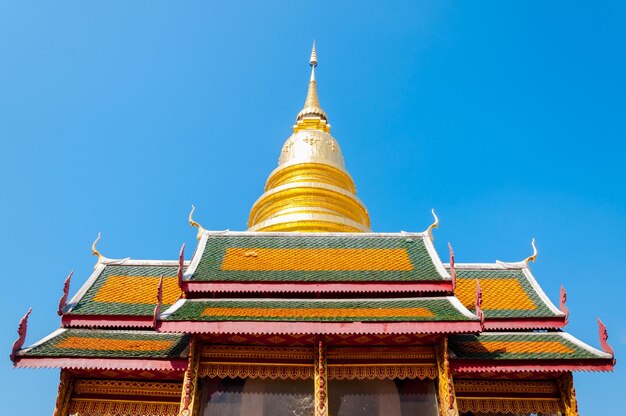 Parte do templo Wat Phra That Haripunchai no templo mais famoso de Lamphun no norte da Tailândia arte tailandesa